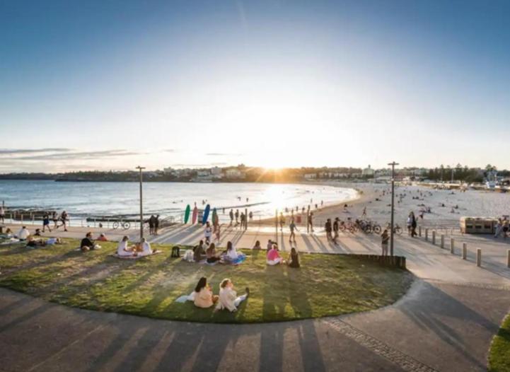 Best Location At Bondi Beach, On The Beach! Apartamento Sidney Exterior foto